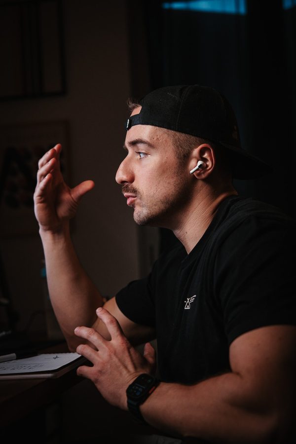 Théo Parisi en plein consulting call